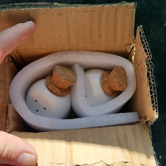 Lifver Salt & Pepper shakers ☆ white porcelain ☆ cork tops ☆ BRAND NEW in box ☆ - Picture 8 of 13
